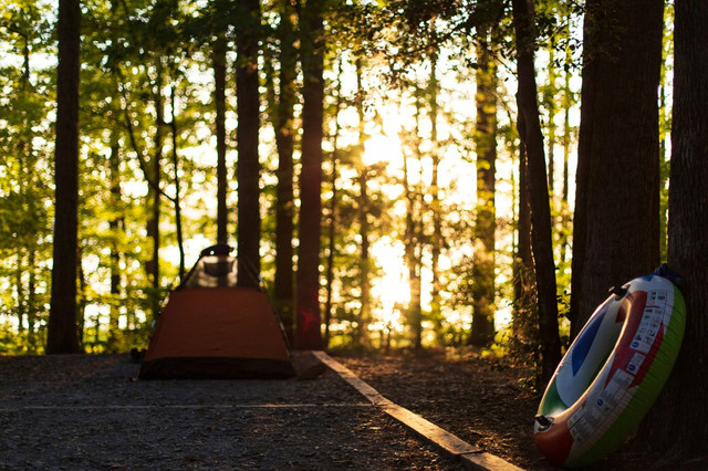 Situ Gintung Camping Ground. Foto hanya ilustrasi, bukan tempat yang sebenarnya. Sumber: Unsplash/CJ Toscano
