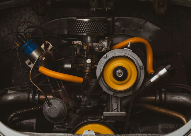Ilustrasi Ganti Oli Motor Berapa Bulan Sekali. Foto: Unsplash/Lucas Larsson