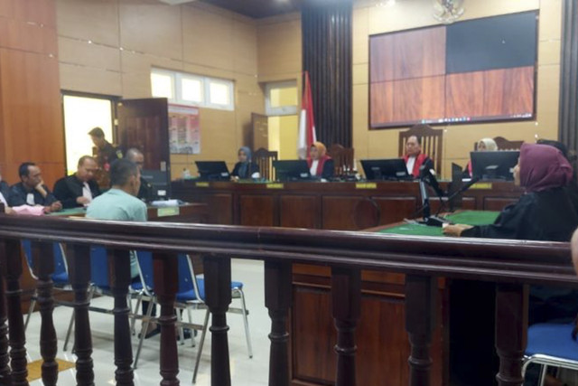 Terdakwa kasus dugaan pembunuhan gadis penjual gorengan di Kecamatan 2x11 Kayu Tanam, Kabupaten Padang Pariaman, Sumatera Barat Indra Septriaman mengikuti persidangan yang dilaksanakan di Pengadilan Negeri Pariaman pada Selasa siang. Foto: ANTARA/Istimewa