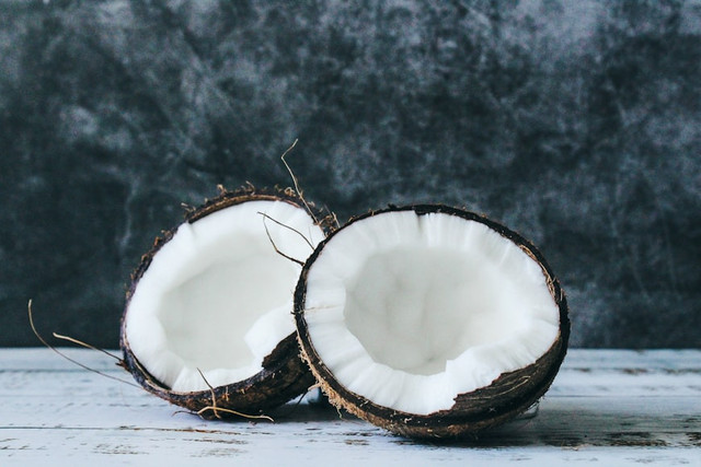 Ilustrasi cara memarut kelapa dengan mesin/Unsplash/Tijana Drndarski