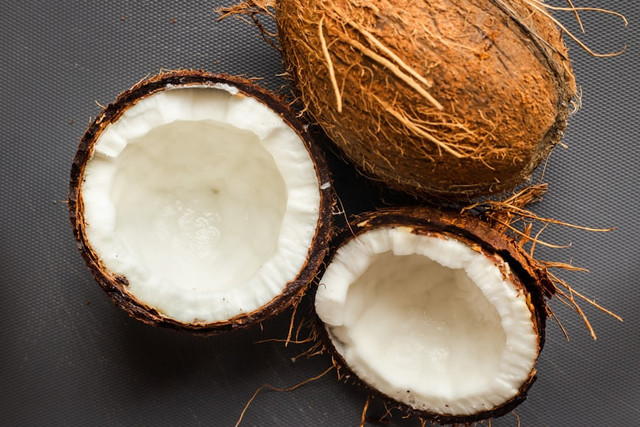 Ilustrasi Cara Mencairkan Kelapa Parut. Unsplash/Louis Hansel