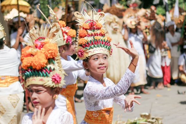 Lokasi Pesta Kesenian bali 2025. Foto tari Bali. Sumber: Unsplash/Eyestetix Studio