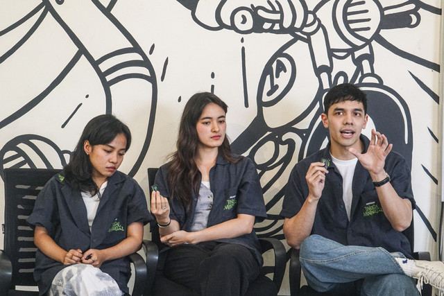 Pemeran film Tinggal Meninggal Mario Caesar, Mawar de Jongh, dan Nada Novia menjawab pertanyaan wartawan saat berkunjung ke kumparan di Pasar Minggu, Jakarta, Kamis (10/7/2025). Foto: Darryl Ramadhan/kumparan