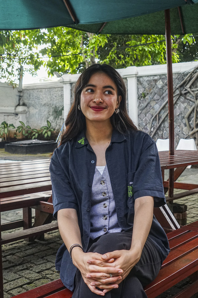 Pemeran film Tinggal Meninggal Mawar de Jongh berpose saat berkunjung ke kumparan di Pasar Minggu, Jakarta, Kamis (10/7/2025). Foto: Darryl Ramadhan/kumparan