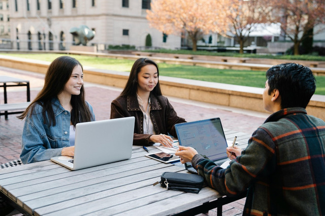 Foto oleh George Pak: https://www.pexels.com/photo/three-young-people-studying-together-outdoors-with-laptops-7972948/