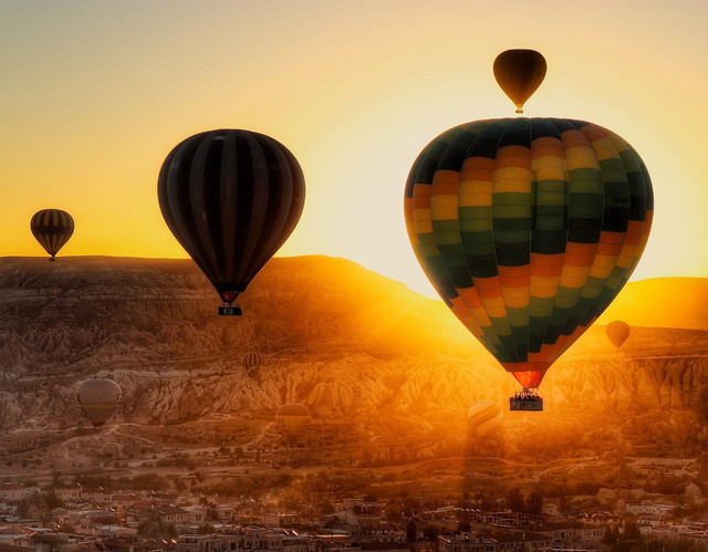 Harga tiket Festival Balon Udara Jogja 2025. Foto hanya ilustrasi bukan tempat sebenarnya. Sumber: Pixabay/yunusgurel