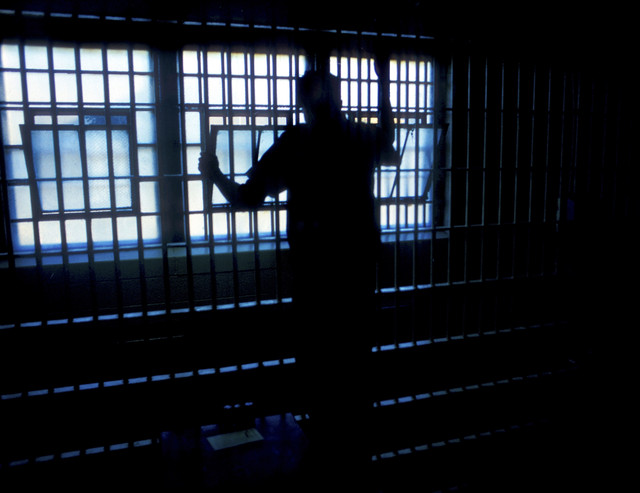 Ilustrasi orang ditangkap di penjara. Foto: sakhorn/Shutterstock