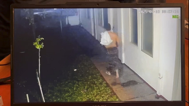 Rekaman CCTV saat seorang pria terlihat mondar-mandir di kosan Diplomat Kementerian Luar Negeri Arya Daru. Foto: Dok. Istimewa