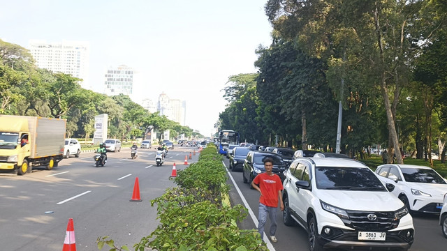 Sejumlah kendaraan terjebak kemacetan saat antre masuk kawasan Pekan Raya Jakarta (PRJ) di kawasan Kemayoran, Jakarta, Sabtu (12/7/2025). Foto: Zamachsyari/kumparan.