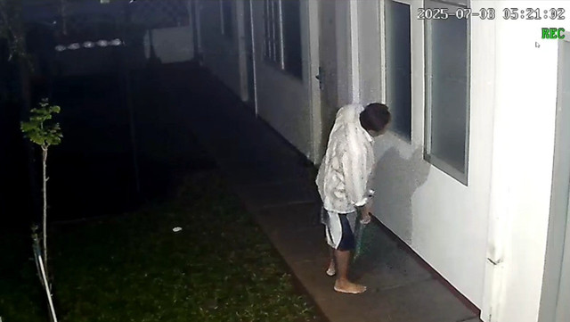 Rekaman CCTV Gondia House yang menunjukkan penjaga kos mengecek kamar Diplomat Arya Daru Pangayunan. Foto: Dok. Istimewa