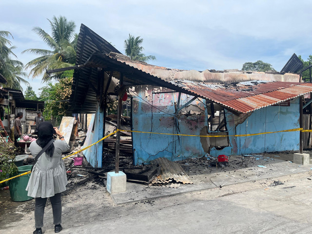 Kafe di Merano, Kecamatan Sintang yang sengaja dibakar oleh salah satu karyawan. Foto: Yusrizal/Hi!Pontianak