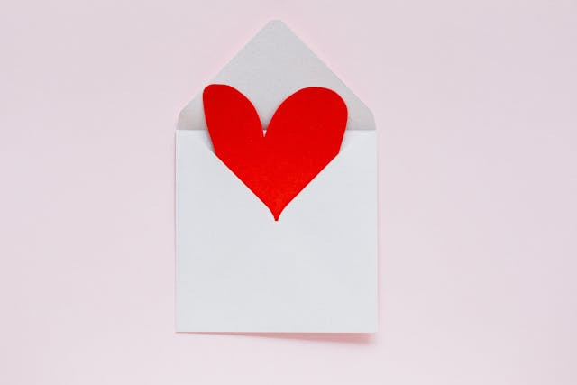 Ilustrasi surat cinta untuk kakak osis perempuan. Sumber: www.pexels.com