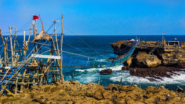 Pantai di Jogja yang lagi hits. Foto: Pantai Timang. Sumber: Unsplash/RINZI WE