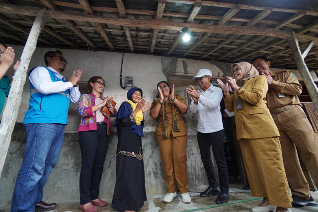 PLN melalui program Light Up The Dream (LUTD) memberikan sambungan listrik gratis kepada keluarga tidak mampu. Foto: dok. PLN