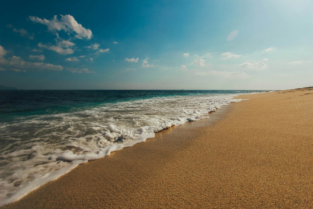 Pantai yang Ada Penginapan di Lampung Selatan. Foto hanya ilustrasi, bukan tempat sebenarnya. Sumber: unsplash.com/John Hernandez.