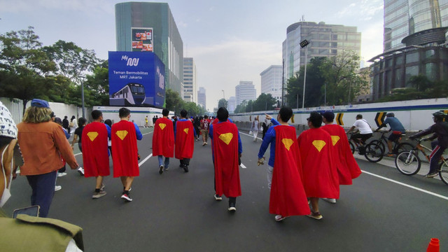 Sekelompok warga mengenakan kostum Superman di CFD Sudirman-Thamrin, Jakarta, Minggu (13/7/2025). Foto: Jonathan Devin/kumparan