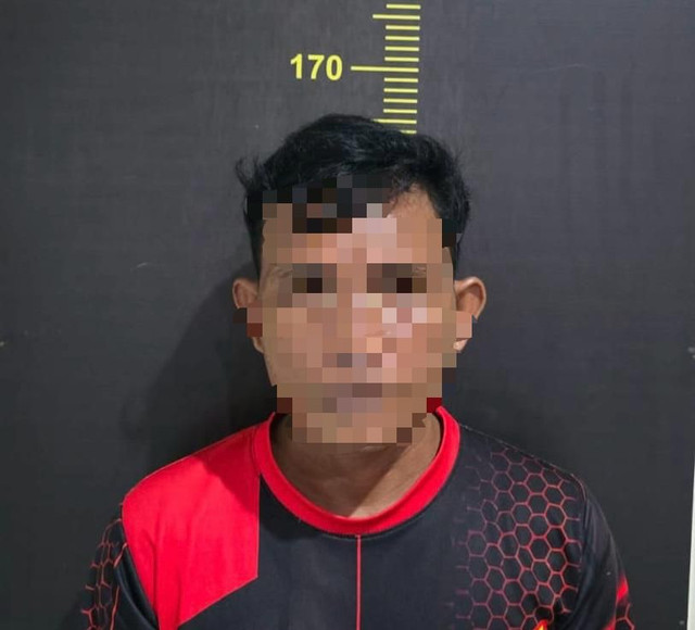 Terduga penjual mobil yang menggelapkan unit kendaraan yang masih berstatus kredit. Foto: Dok. Polres Kubu Raya 