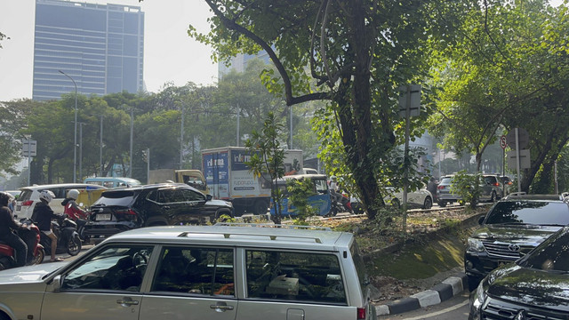 Suasana aktivitas di area Gandaria City, Jalan KH Moh. Syafi'i Hadzami padat imbas CFD Arteri Pondok Indah, Minggu (13/7/2025). Foto: Rayyan Farhansyah/kumparan