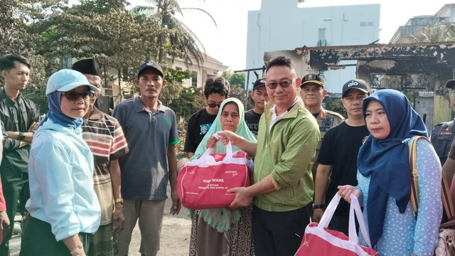 Wali Kota Pontianak Edi Rusdi Kamtono menyerahkan secara simbolis bantuan tanggap darurat bagi korban musibah kebakaran di Jalan Parit H Husin II. 