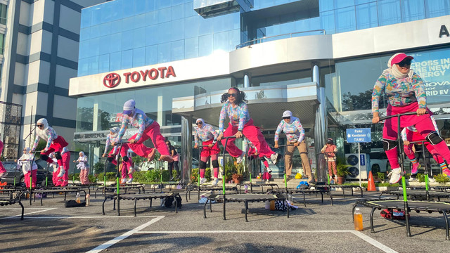 Komunitas Trampolin Dance Fitness Pontianak melakukan olahraga trampolin dengan enerjik di kawasan Anzon Toyota Pontianak pada Minggu pagi, 13 Juli 2025. Foto: Alyca Tracy Nabila/HiPontianak