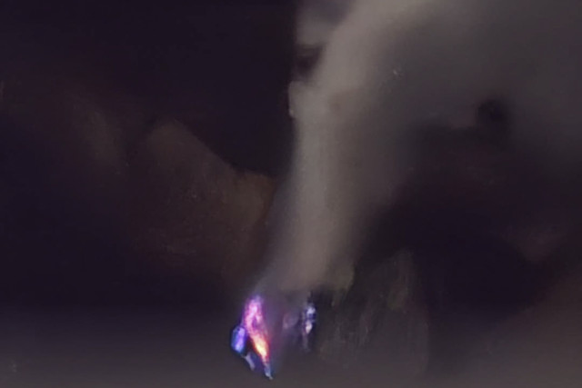 Sinar api biru di Kawah Baru Gunung Papandayan, Sabtu (12/7/2025). Foto: Instagram/ @badan.geologi