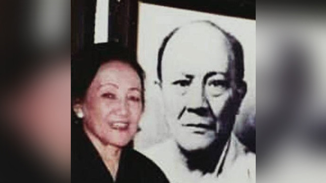 Everdina Augustina Matulanda Ratulangi atau akrab dikenal Oma Lani Ratulangi semasa hidup berfoto dengan latar belakang gambar ayahnya, Gerungan Saul Samuel Jacob Ratulangi atau Sam Ratulangi. (foto: dokumen keluarga)