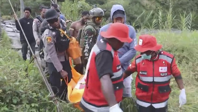 Evakuasi warga sipil tewas dibunuh di Puncak Jaya, Papua Tengah, pada Jumat (11/7/2025) dan Sabtu (12/7/2025). Foto: Dok. Istimewa