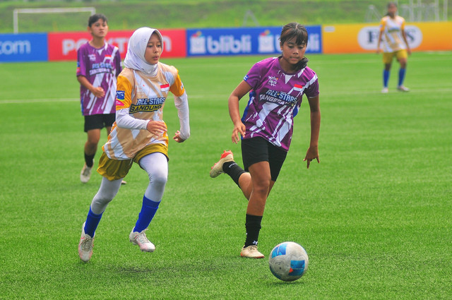 Pemain All Stars Bandung Diva Aulia Putri berebut bola dengan pemain All Stars Tangerang Catur Alob Kepesokta pada pertandingan final HYDROPLUS Piala Pertiwi U-14 & U-16 All-Stars 2025 di Supersoccer Arena, Kudus, Jawa Tengah, Minggu (13/7/2025). Foto: Yusuf Nugroho/ANTARA FOTO