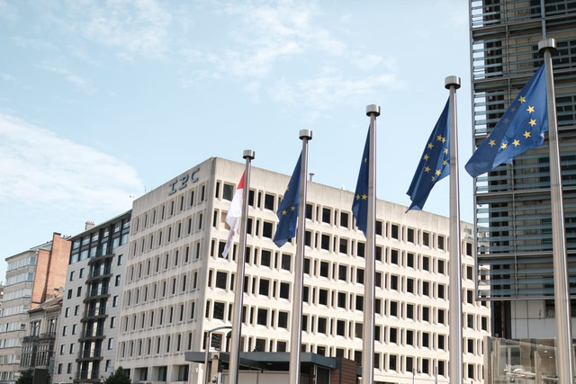 Bendera Indonesia berkibar di kantor Komisi Dewan Uni Eropa di Brussels, Belgia pada Minggu (13/7/2025). Foto: Luthfi Humam/kumparan
