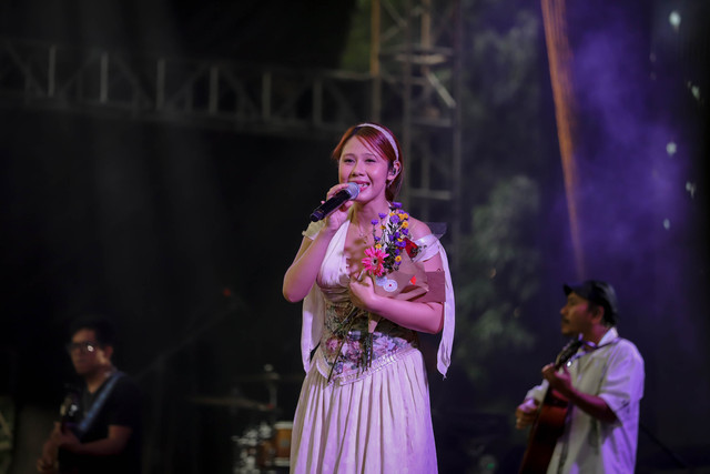 Penyanyi Nadin Amizah tampil saat Bigu Festival 2025 di Lapangan Aldiron, Jakarta, Minggu (13/7/2025). Foto: Jamal Ramadhan/kumparan