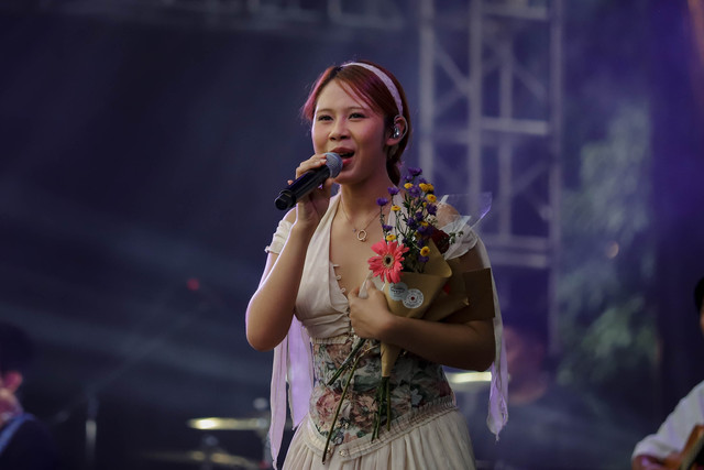 Penyanyi Nadin Amizah tampil saat Bigu Festival 2025 di Lapangan Aldiron, Jakarta, Minggu (13/7/2025). Foto: Jamal Ramadhan/kumparan
