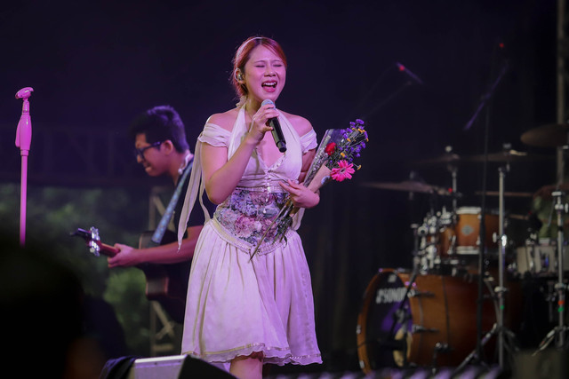 Penyanyi Nadin Amizah tampil saat Bigu Festival 2025 di Lapangan Aldiron, Jakarta, Minggu (13/7/2025). Foto: Jamal Ramadhan/kumparan