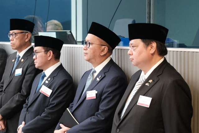 Menko Bidang Perekonomian Airlangga Hartarto, Menteri Investasi sekaligus CEO Danantara Rosan Roeslani, dan Menteri Perdagangan Budi Santoso saat pertemuan di Komisi Uni Eropa, Brussels, Belgia pada Minggu (13/7/2025). Foto: Luthfi Humam/kumparan
