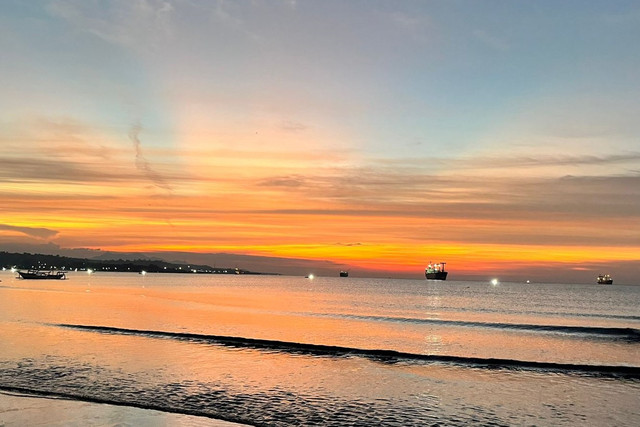 Suasana matahari terbenam di Pantai Jempol, Sumbawa, Nusa Tenggara Barat, Minggu (13/7/2025). Foto: Nasywa Athifah/kumparan