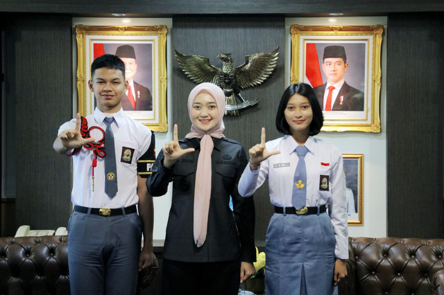 Wakil Gubernur Lampung, Jihan Nurlela bersama dua pelajar asal Provinsi Lampung yang terpilih sebagai anggota Paskibraka Nasional Tahun 2025 | Foto : Dok. Adpim
