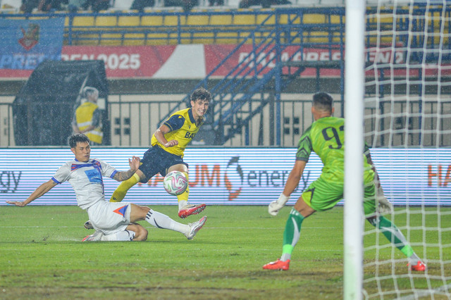 Pemain Oxford United Leo Thomas Snowden menendang bola ke arah gawang Port FC pada pertandingan Final Piala Presiden di Stadion Si Jalak Harupat, Kabupaten Bandung, Jawa Barat, Minggu (13/7/2025). Foto: Raisan Al Farisi/ANTARA FOTO