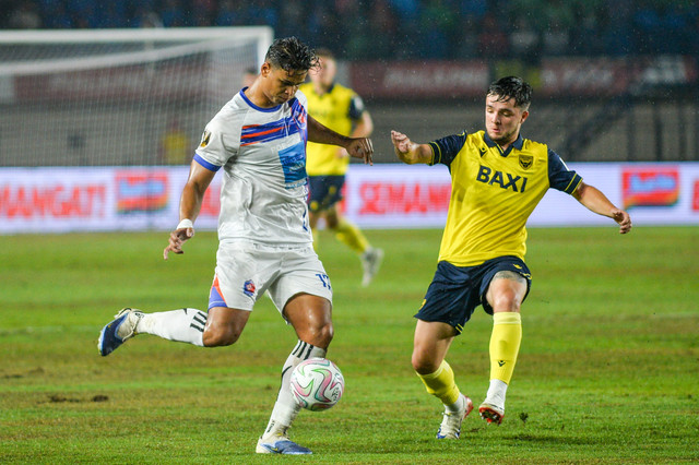 Pemain Oxford United Tyler Charlie berebut bola dengan pemain Port FC Irfan Fandi pada pertandingan Final Piala Presiden di Stadion Si Jalak Harupat, Kabupaten Bandung, Jawa Barat, Minggu (13/7/2025). Foto: Raisan Al Farisi/ANTARA FOTO