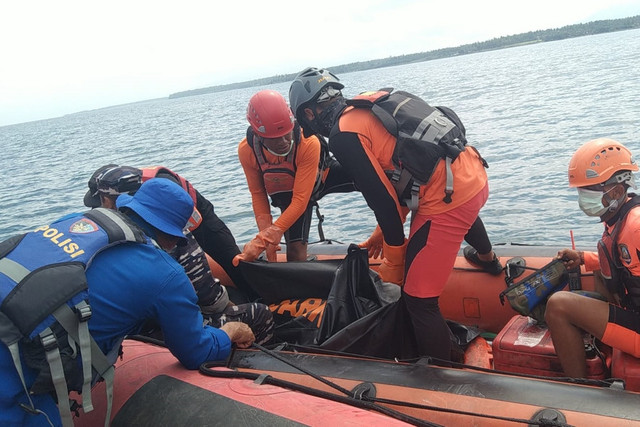 Evakuasi jenazah penumpang KMP Tunu Pratama Jaya, Sabtu (12/7/2025). Foto: Basarnas Surabaya