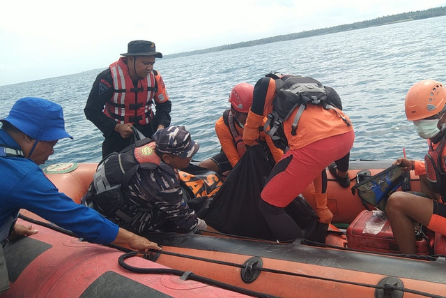 Evakuasi jenazah penumpang KMP Tunu Pratama Jaya, Sabtu (12/7/2025). Foto: Basarnas Surabaya