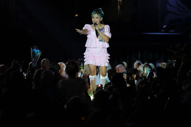 Penyanyi Idgitaf tampil saat Bigu Festival 2025 di Lapangan Aldiron, Jakarta, Minggu (13/7/2025). Foto: Jamal Ramadhan/kumparan