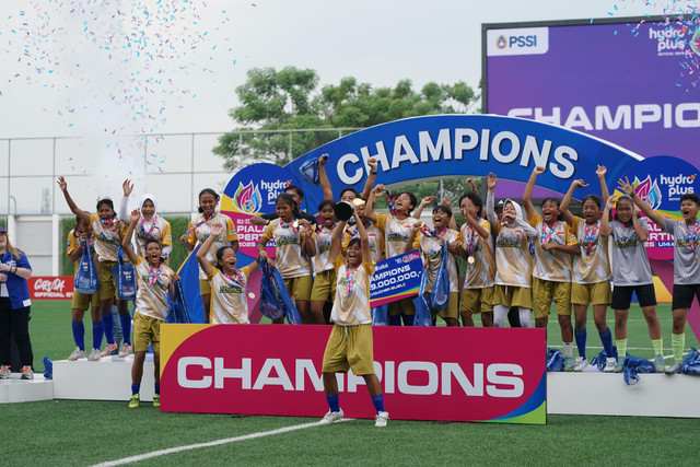 Tim All Stars Bandung juara Piala Pertiwi HYDROPLUS U-14 & U-16 2025 All Stars, Supersoccer Arena, Kudus, Minggu (13/7). Foto: Dok. Hydroplus Piala Pertiwi
