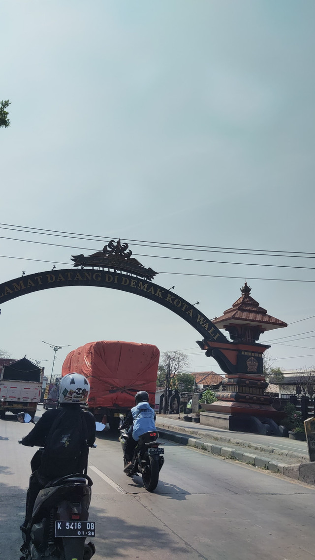 Demak Kota Wali: Jejak Spiritual yang Tak Pernah Sepi, sekilas gapura khas kota Demak (Dok: Foto Pribadi; 18/07/2025)