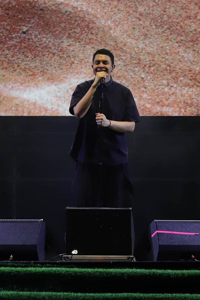 Penyanyi Tulus tampil saat Bigu Festival 2025 di Lapangan Aldiron, Jakarta, Minggu (13/7/2025). Foto: Jamal Ramadhan/kumparan