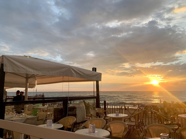 Resto sunset di Jogja. Foto hanyalah ilustrasi, bukan tempat yang sebenarnya. Sumber: Unsplash/Theodore Poncet