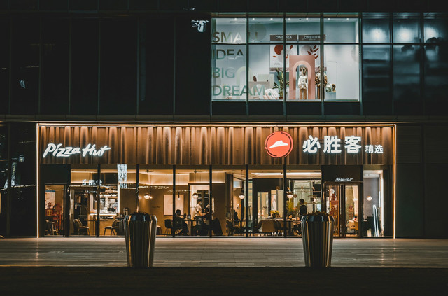 Pizza Hut buka jam berapa? Foto salah satu cabang Pizza Hut. Sumber: Unsplash/famingjia inventor