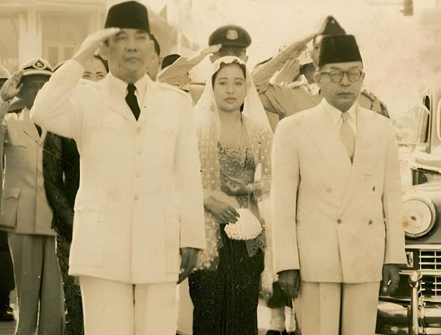 Peci hitam dengan paduan jas dan celana panjang ala busana Barat merupakan simbol perlawanan terhadap Pemerintah Hindia Belanda dan kesetaraan harkat martabat kemanusiaan di masa perjuangan sebelum kemerdekaan. (Sumber: Darulfunun El-Abbasiyah)