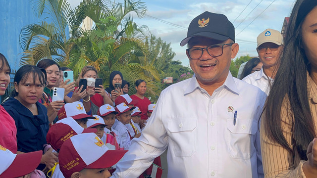 Menteri Pendidikan Dasar dan Menengah Abdul Mu'ti meninjau langsung MPLS Ramah di SDN 16 Sumbawa Besar, Nusa Tenggara Barat, Senin (14/7). Foto: Nasywa Athifah/kumparan