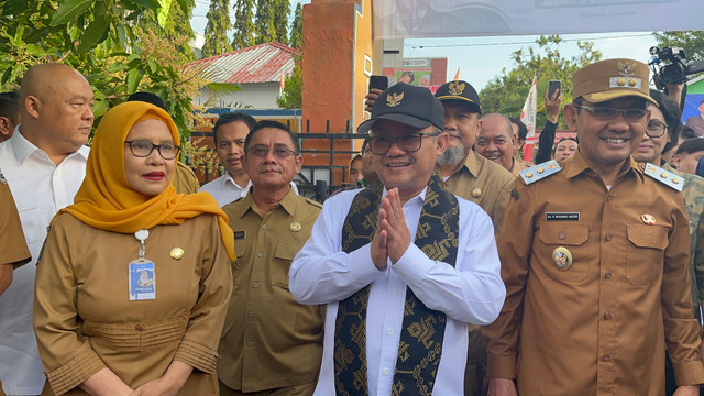 Menteri Pendidikan Dasar dan Menengah Abdul Mu'ti meninjau langsung MPLS Ramah di SDN 16 Sumbawa Besar, Nusa Tenggara Barat, Senin (14/7). Foto: Nasywa Athifah/kumparan