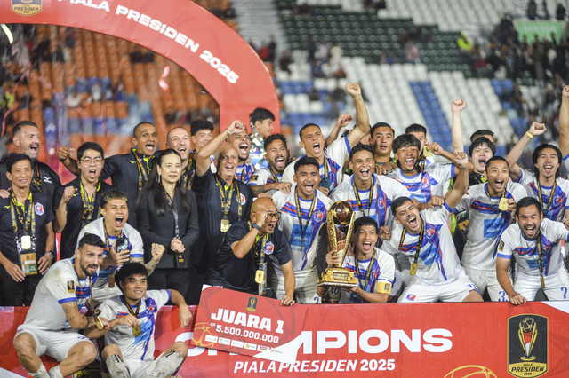 Tim Port FC Thailand mengangkat Piala saat penganugerahan pemenang Piala Presiden di Stadion Si Jalak Harupat, Kabupaten Bandung, Jawa Barat, Minggu (13/7/2025). Foto: Raisan Al Farisi/ANTARA FOTO