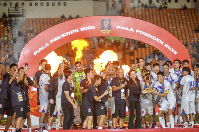 Tim Port FC Thailand mengangkat Piala saat penganugerahan pemenang Piala Presiden di Stadion Si Jalak Harupat, Kabupaten Bandung, Jawa Barat, Minggu (13/7/2025). Foto: Raisan Al Farisi/ANTARA FOTO